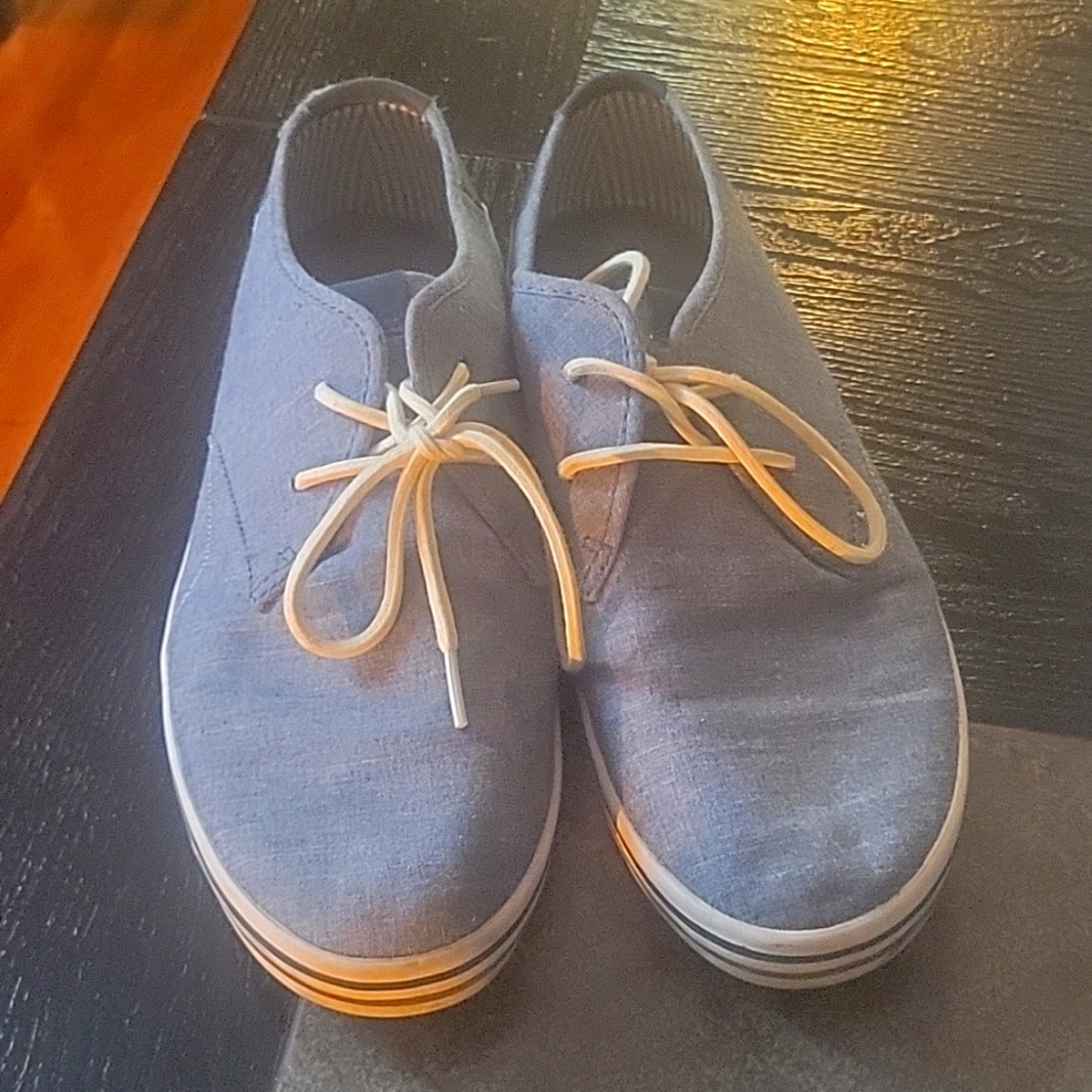 Great looking apartment 9 men's size 10 and a 1/2 tennis shoes